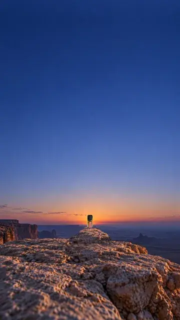 الفجر من بعيد